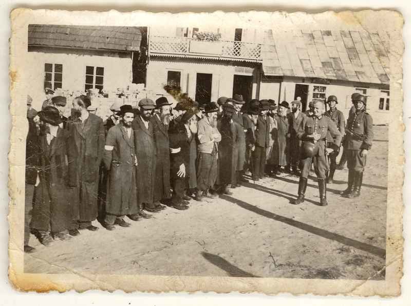 Żydzi gromadzeni przez nazistów w Krzemieńcu na Ukrainie, sierpień 1942 r./ Zbiory Muzeum Krakowa /Henryk Hermanowicz  /