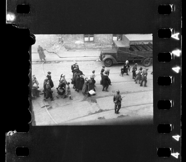 Żydzi prowadzeni na Umschlagplatz, zdjęcie zrobione przez okno szpitala św. Zofii, u zbiegu ul. Żelaznej i Nowolipie, wychodzące prawdopodobnie (to jeszcze do potwierdzenia) na ul. Nowolipie, komentarz autora zdjęcia zapisany po wojnie na rewersie odbitki, przechowywanej w archiwum USHMM w Waszyngtonie:  „Sceny z ewakuacji getta ok. 20.4.1943”Fot. Z. L. Grzywaczewski / z archiwum rodzinnego Macieja Grzywaczewskiego, syna Leszka Grzywaczewskiego / skan negatywu:  Fundacja Archeologia Fotografii
