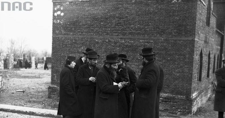 Żydzi w przedwojennej Polsce. Zdjęcie przed synagogą /Z archiwum Narodowego Archiwum Cyfrowego