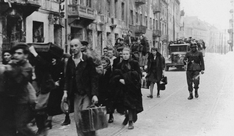 Żydzi z warszawskiego getta pędzeni do transportu do obozu w Treblince, 1943 /East News
