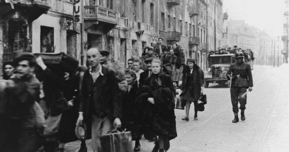 Żydzi z warszawskiego getta pędzeni do transportu do obozu w Treblince, 1943 /East News