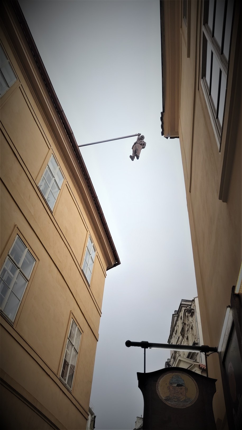 Zygmunt Freud jako wiszący na jednej ręce mężczyzna - rzeźba Davida Černego w Pradze /Bogdan Zalewski /RMF24