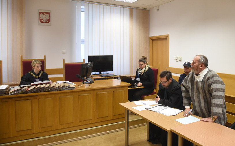 Zygmunt Miernik na sali Sądu Rejonowego w Warszawie, z lewej sędzia Joanna Dryl /Radek Pietruszka /PAP