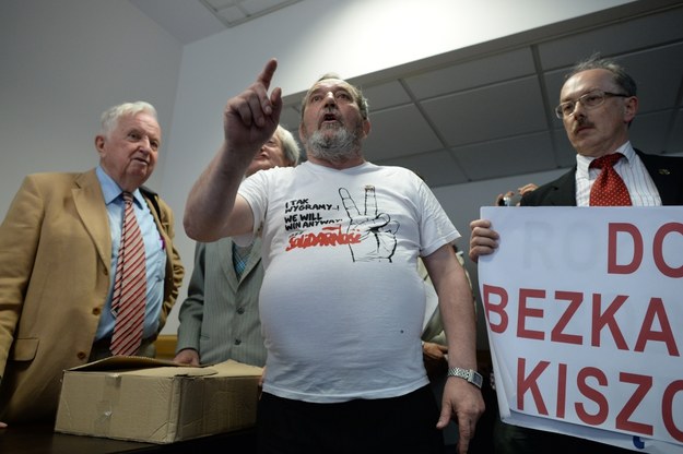 Zygmunt Miernik (w środku) rzucił w sędzię tortem /Jacek Turczyk /PAP
