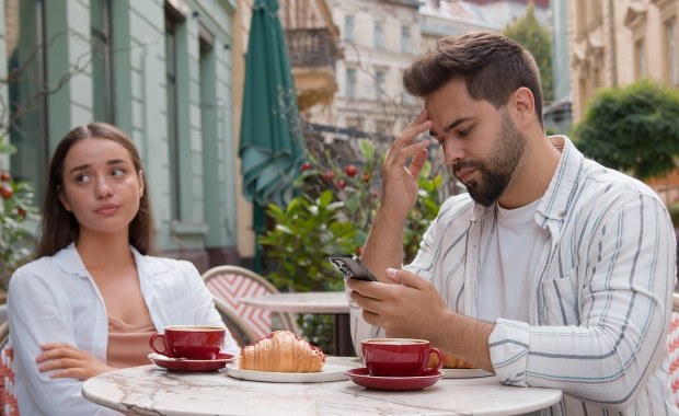 Żyją w związkach, a czują się samotni. Badanie: Uczucie, które zawstydza