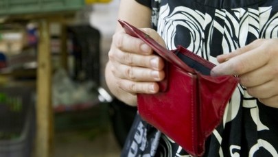 Żyje się gorzej. Zarobki Polaków coraz niższe, ubywa miejsc pracy