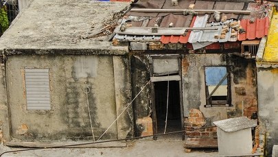 Żyła w szopie z narzędziami i przez 22 lata pracowała niewolniczo dla zamożnej rodziny