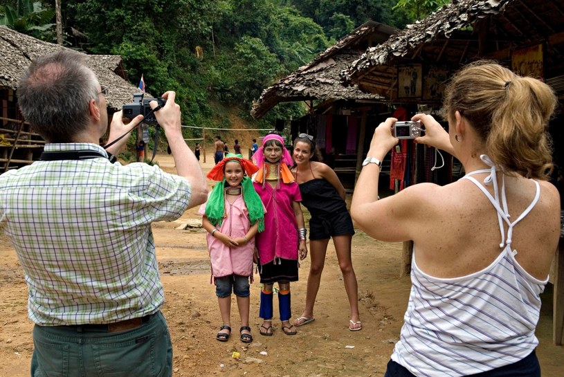 Żyrafy”, „smoczyce” – tak biura turystyczne określają kobiety ze wspólnoty Karen, które mieszkają w Tajlandii. Namawiają do odwiedzania „najsłynniejszego plemienia świata” /Getty Images