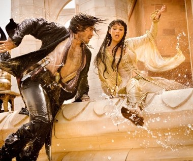 Zyskaną popularność aktorka wykorzystała na udział w kolejnych megaprodukcjach. W 2010 roku pojawiła się w bazującym na greckiej mitologii "Starciu tytanów" oraz adaptacji gry wideo "Książę Persji - Piaski czasu". Oba, mimo popularności w kinach, spotkały się z negatywnym przyjęciem krytyki.