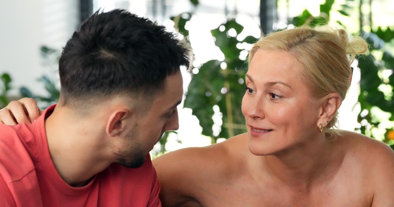 Zytko (Sylwia Juszczak-Krawczyk) pocieszy Mirka (Oliwier Kozłowski) po oblanej maturze /Źródło: AIM