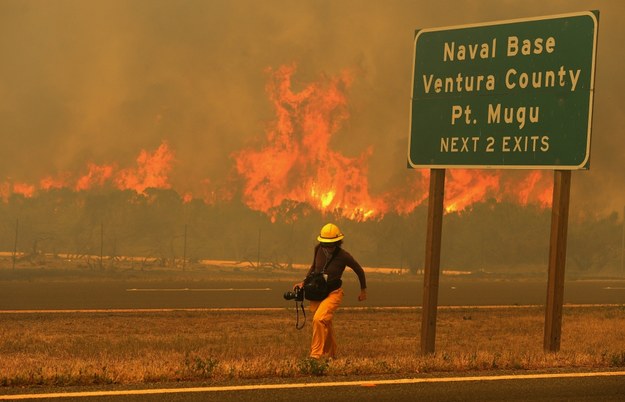 Żywioł przesuwa się na południe, w kierunku aglomeracji Los Angeles /PAP/EPA/MICHAEL NELSON    /PAP/EPA