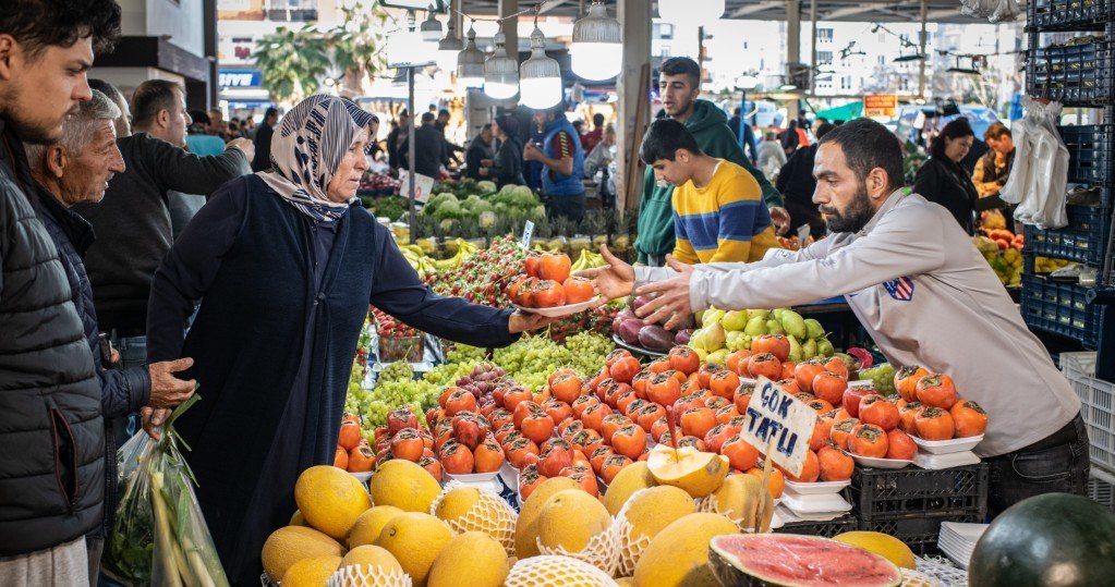 Żywność w Turcji podrożała średnio w 2022 r. o 71 proc. /Uliczny targ w dzielnicy Konyaalti w Antalyi w Turcji (zdj. ilustracyjne) /Diego Cupolo/NurPhoto /AFP